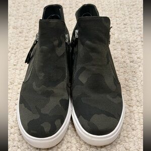 Steve Madden Loxley hidden heel wedges, camo Sz 8